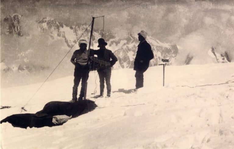 Installation d’un poste radio au sommet du mont Blanc lors d’une expédition en 1932