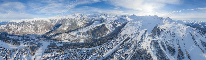 Vue aérienne de la station de Courchevel, site olympique des JO 2030, symbole des grandes stations alpines qui concentreront l'essentiel des retombées économiques directes.