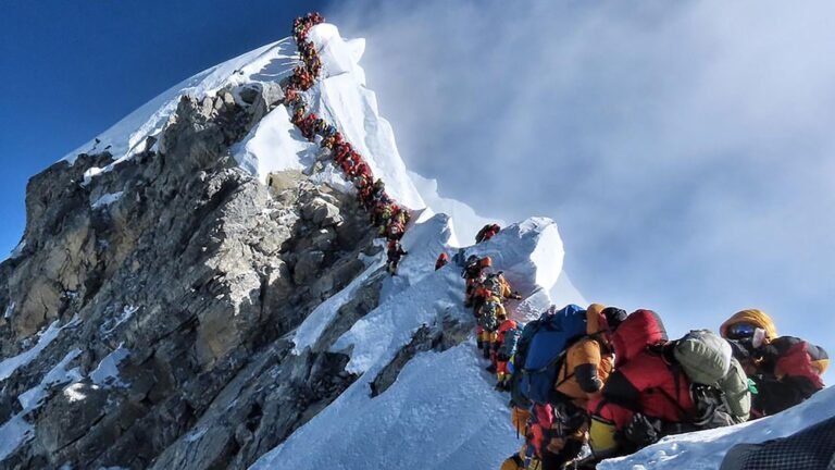 File d'alpinistes sur l'arête sud-est de l'Everest dans la zone de la mort à 8 500 mètres, illustrant la surfréquentation qui a motivé les nouvelles réglementations népalaises de 2025.