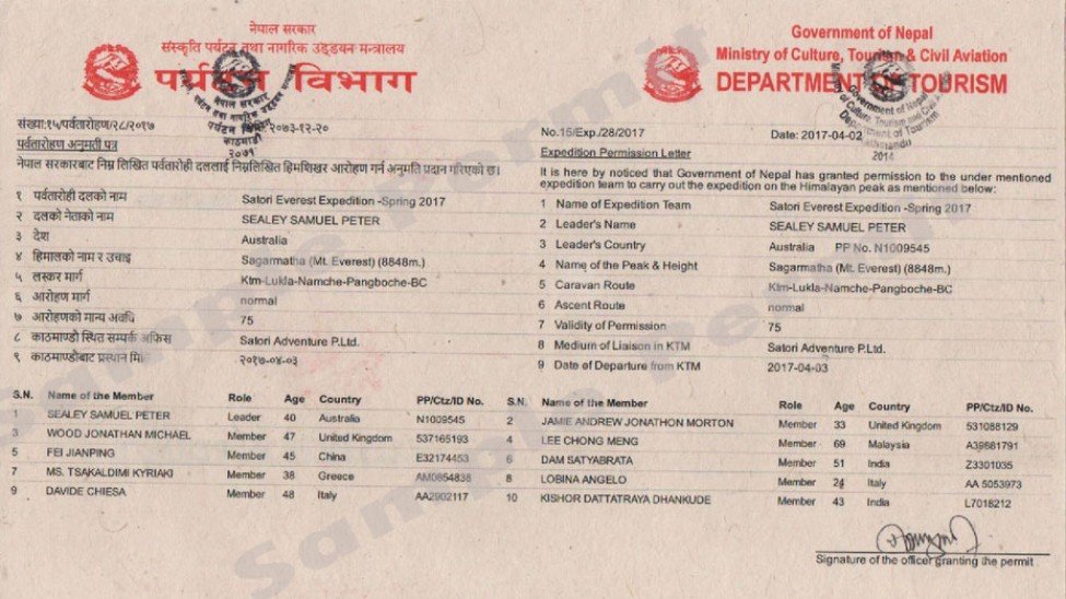 Document officiel de permis d'ascension de l'Everest délivré par le Département du Tourisme du Népal, dont le tarif est passé à 15 000 dollars depuis septembre 2025.