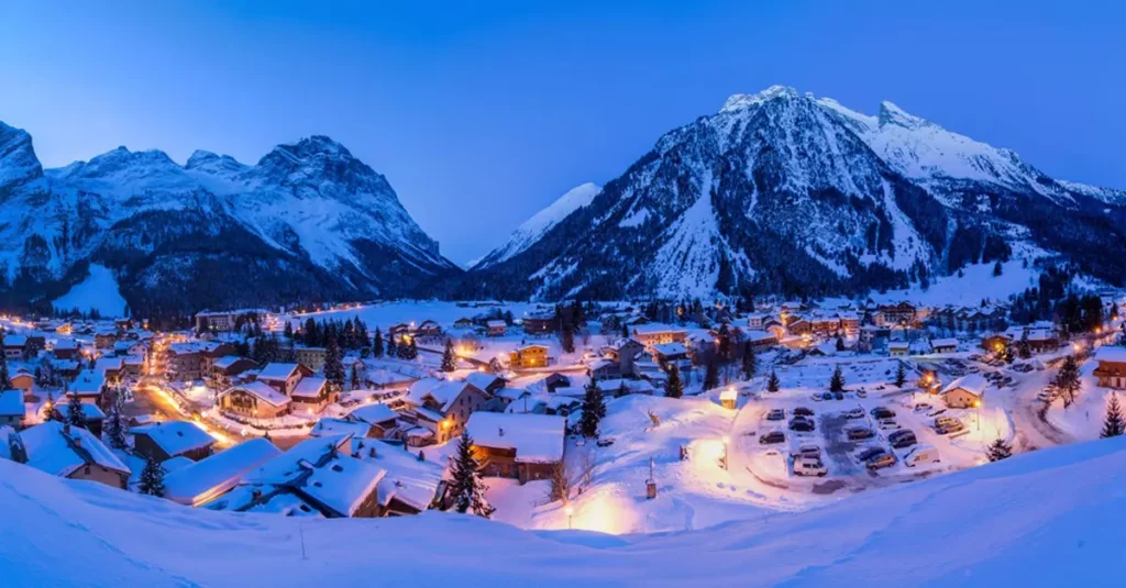 Vue spectaculaire sur les montagnes enneigées et le domaine skiable familial de Pralognan-la-Vanoise, au cœur du Parc National de la Vanoise.