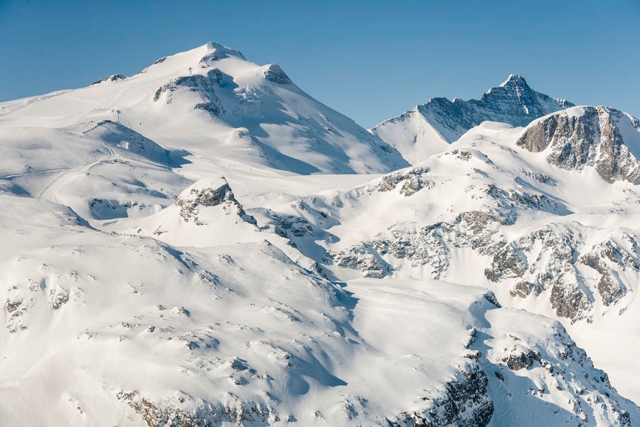 Le téléphérique de la Grande Motte à Tignes transportant des skieurs sur le glacier à plus de 3400 mètres d'altitude au mois de mai.