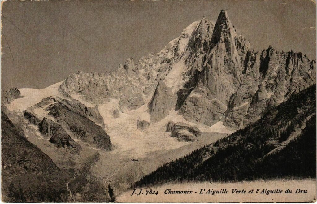 La silhouette effilée et menaçante de l'Aiguille Verte, émergeant des glaciers chamoniards sur un cliché aux teintes ocre.