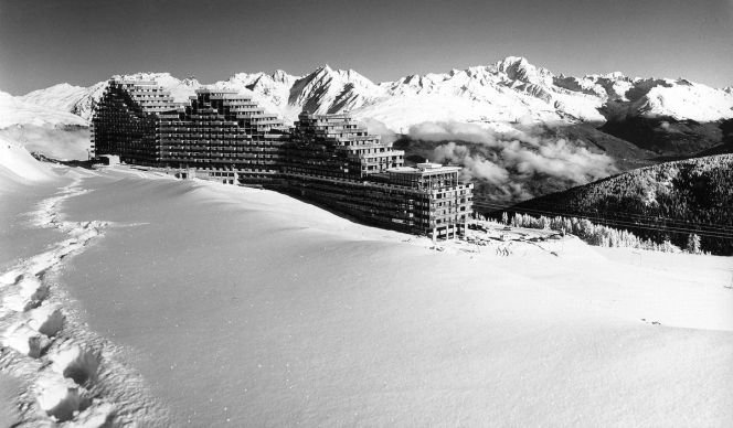 L'imposant "Paquebot des Neiges" d'Aime 2000 à La Plagne, un colosse de béton armé posé sur la crête d'une montagne.