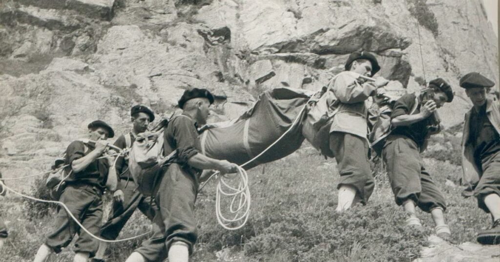 Secouristes du Peloton de Gendarmerie de Haute Montagne (PGHM) en intervention sur un massif alpin, unité créée en 1958 après le drame Vincendon-Henry.