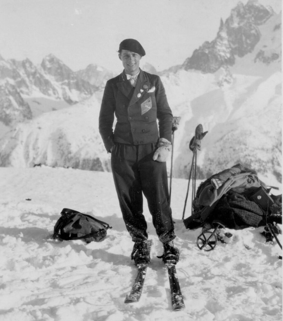 Alpiniste solitaire escaladant une paroi rocheuse vertigineuse, rappelant les héros des romans de Frison-Roche.