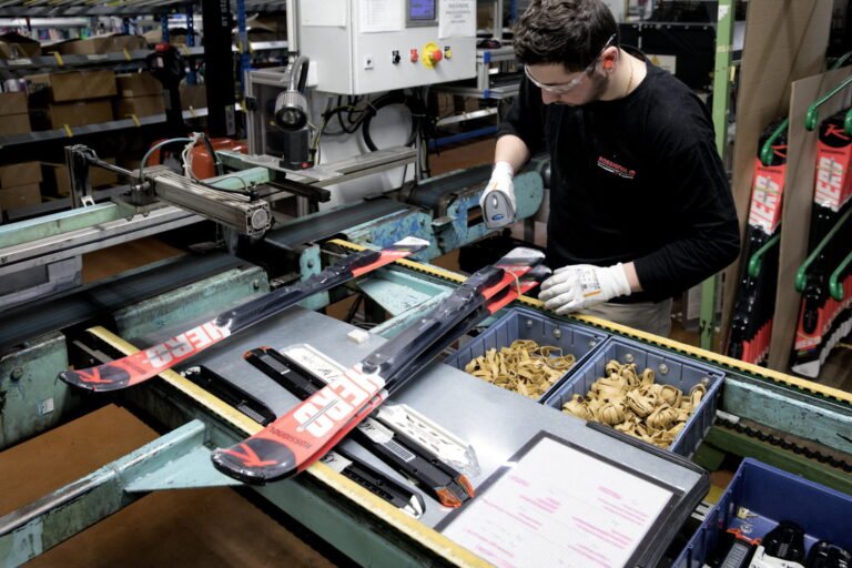 Outils de menuiserie anciens posés sur un établi en bois massif, rappelant les origines artisanales des premières fabriques de skis françaises.