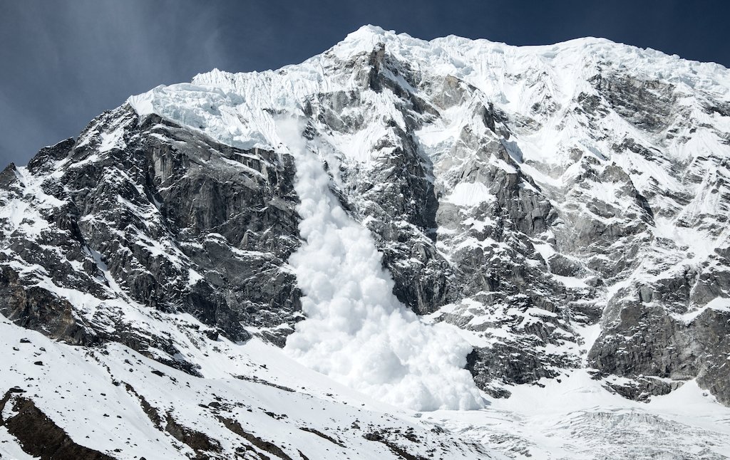 Chalets de montagne ensevelis sous des mètres de neige lors d'un hiver exceptionnellement rigoureux.