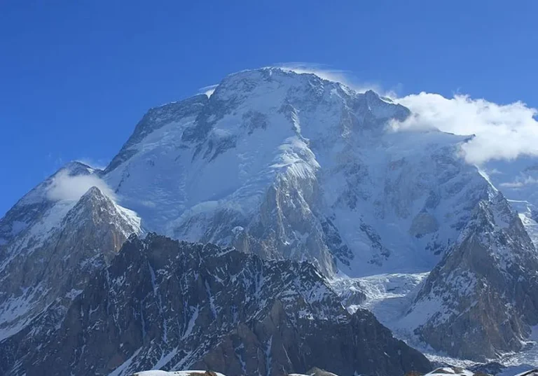 Le sommet écrasant du Broad Peak à plus de 8000 mètres, photographié dans des teintes sépia soulignant son hostilité.