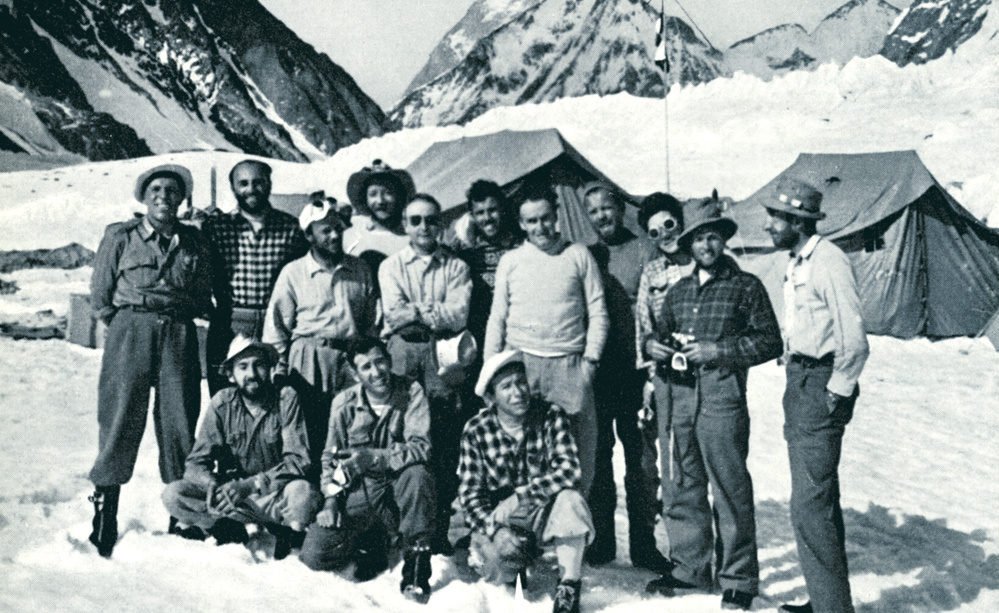 Campement précaire de vieilles tentes en toile plantées sur la neige lors d'une expédition alpine historique des années 50.