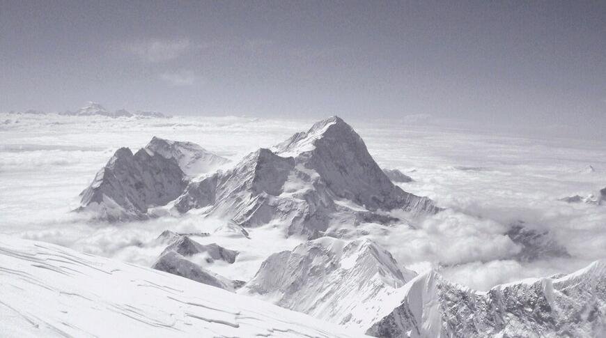 Le gigantesque campement de tentes en toile d'une expédition himalayenne des années 30, isolé au milieu des immensités glaciaires.