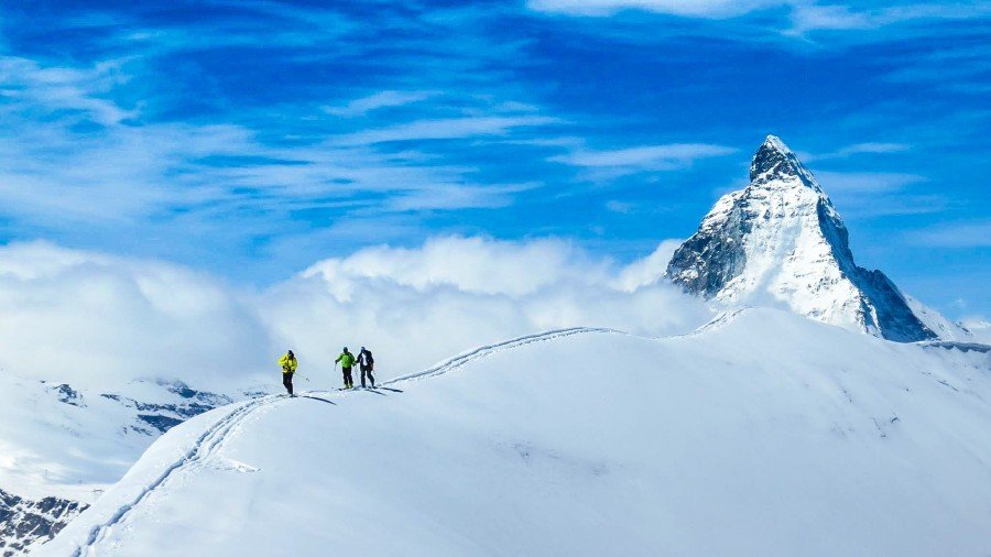 La silhouette parfaite et menaçante du Cervin (Matterhorn) se dressant au-dessus du village de Zermatt, marquant la fin de la Haute Route.