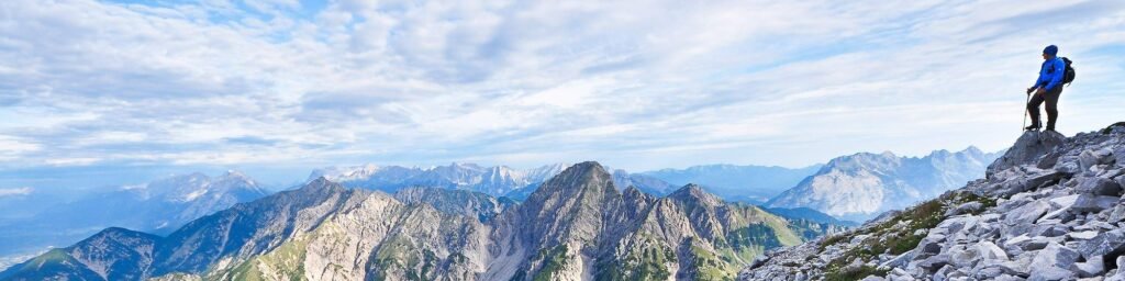 Panorama spectaculaire sur les aiguilles de granit et les névés au coucher du soleil lors d'une étape du trek mythique.