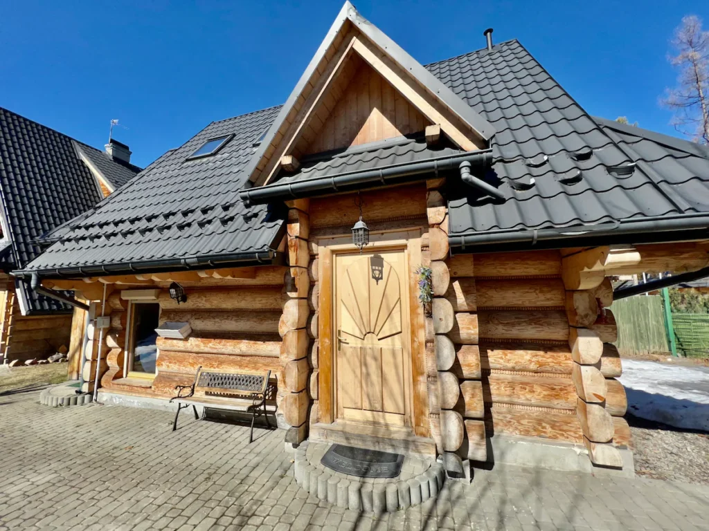 Les spectaculaires maisons traditionnelles en bois massif de Zakopane, recouvertes d'un épais manteau de poudreuse.