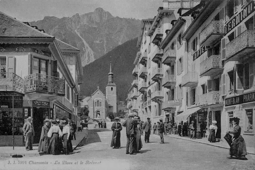 Le village historique de Chamonix sous la neige, avec le Mont-Blanc en toile de fond, le théâtre des plus grands triomphes du ski français.