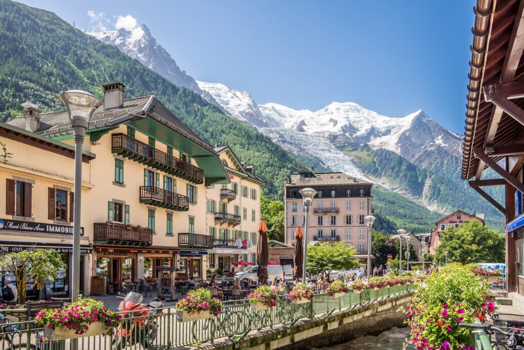 Vue classique et intemporelle sur la vallée de Chamonix et le massif du Mont-Blanc sous la neige.
