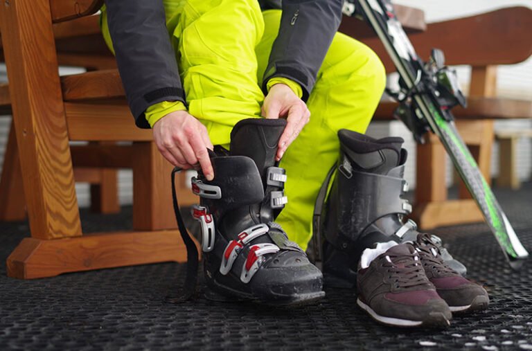 Le chausson intérieur en mousse retiré de la coque en plastique d'une chaussure de ski, l'étape cruciale pour un séchage en profondeur.