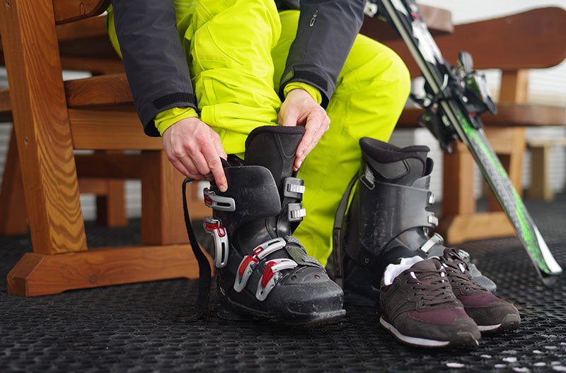 Le chausson intérieur en mousse retiré de la coque en plastique d'une chaussure de ski, l'étape cruciale pour un séchage en profondeur.
