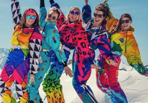 Gros plan sur des vêtements d'hiver traditionnels en laine épaisse et des gants en cuir, rappelant l'équipement rudimentaire des pionniers du ski.