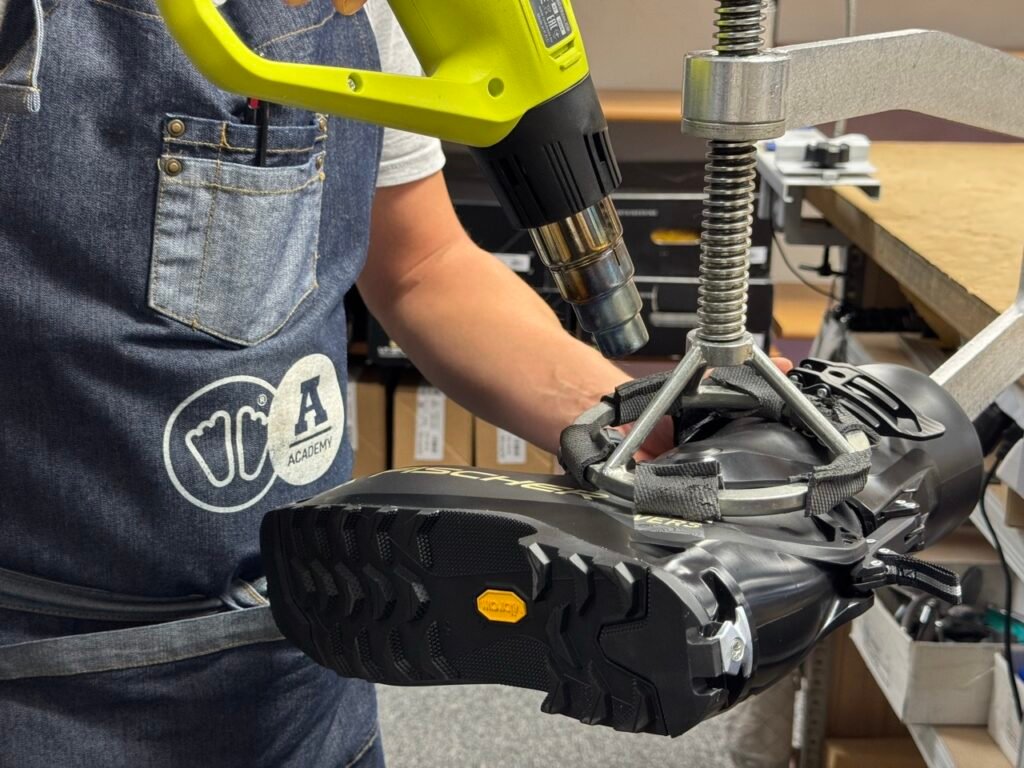 Gros plan sur une chaussure de ski moderne en plastique rigide, l'invention qui a révolutionné la technique alpine.