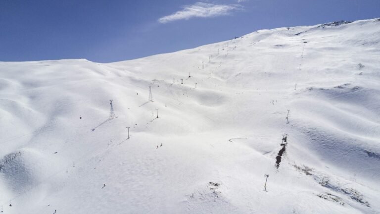 Vue imprenable sur les vastes pentes enneigées de la station de Dizin, nichée au cœur de la chaîne de l'Alborz en Iran. Image 2 : La jeunesse des cimes
