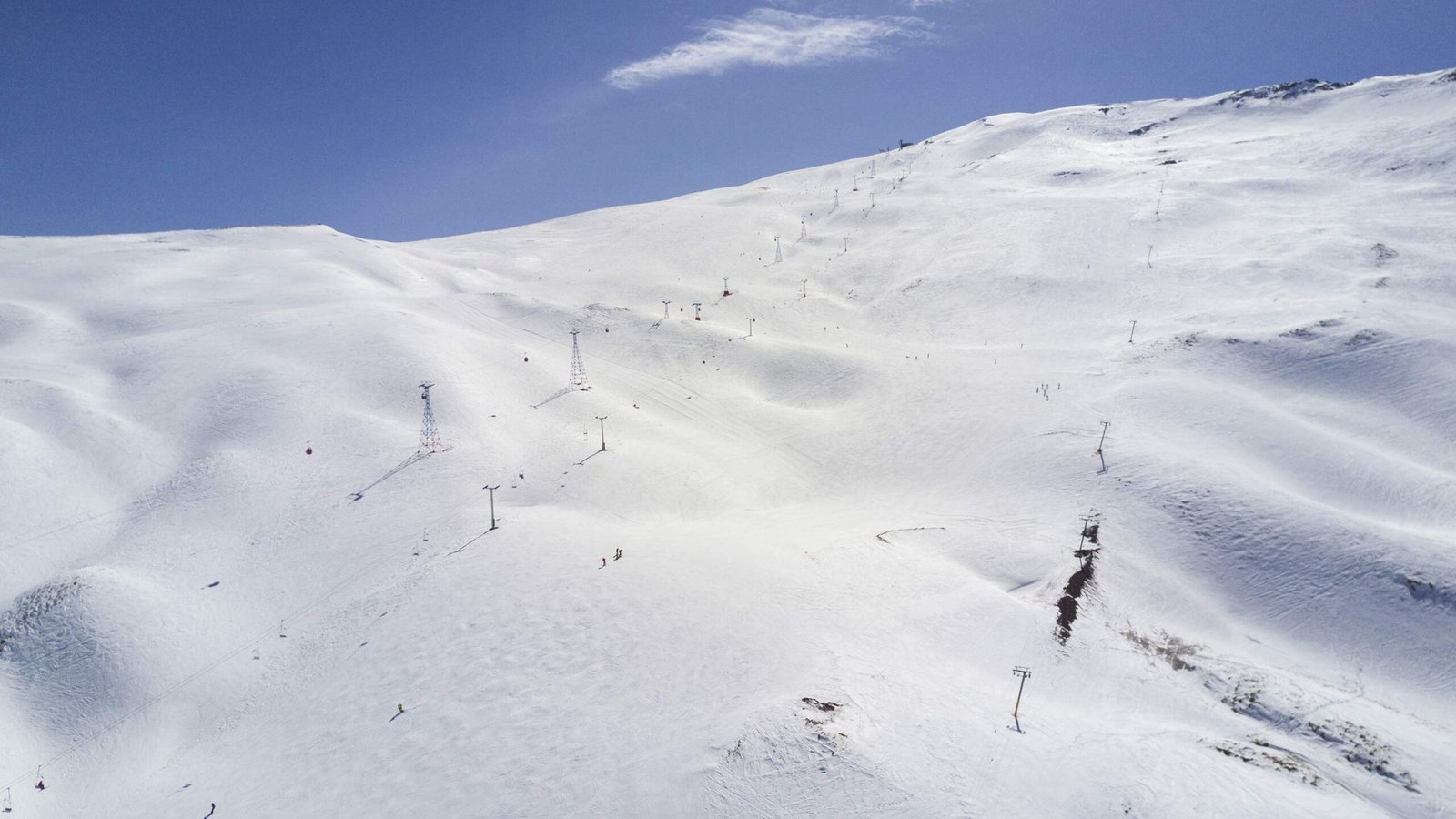 Vue imprenable sur les vastes pentes enneigées de la station de Dizin, nichée au cœur de la chaîne de l'Alborz en Iran. Image 2 : La jeunesse des cimes