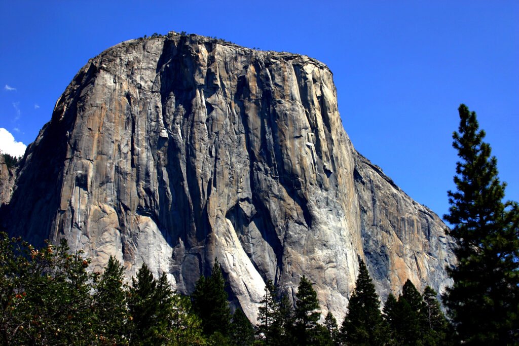 La paroi monumentale d'El Capitan dans la vallée du Yosemite, le terrain de jeu ultime des pionniers de l'escalade américaine.