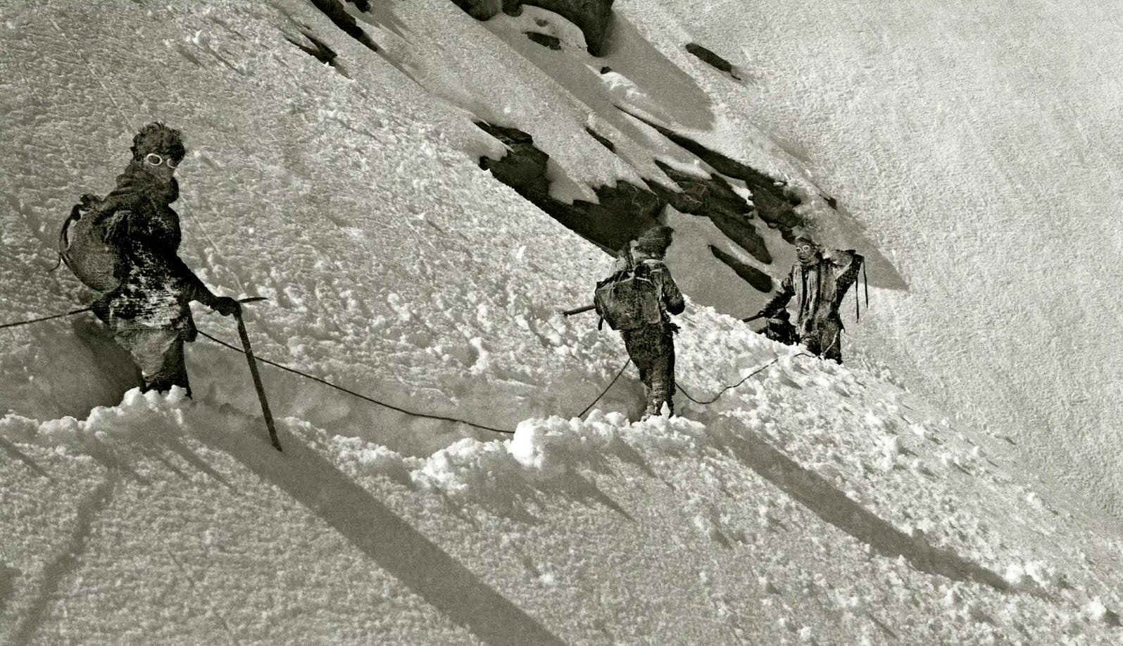 Cliché sépia historique de George Mallory et Andrew Irvine, les traits tirés, lors de l'expédition fatale sur l'Everest en 1924.