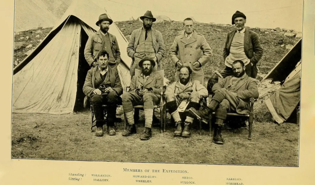 L'imposante logistique de l'expédition britannique avançant péniblement dans les immensités glacées de l'Himalaya.