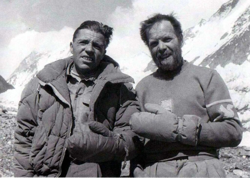 Alpinistes de la mythique expédition au K2 en 1954, luttant contre le blizzard himalayen avec leurs épaisses vestes en duvet d'oie.
