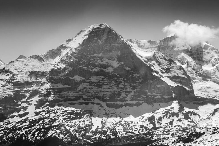 Cliché d'archive sépia révélant la terrifiante face nord de l'Eiger, un mur vertical de roche et de glace balayé par les tempêtes.