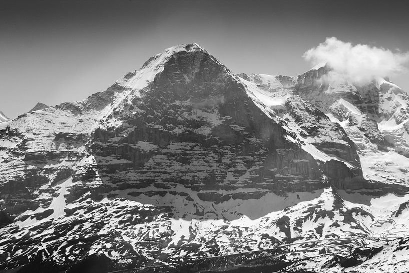 Cliché d'archive sépia révélant la terrifiante face nord de l'Eiger, un mur vertical de roche et de glace balayé par les tempêtes.