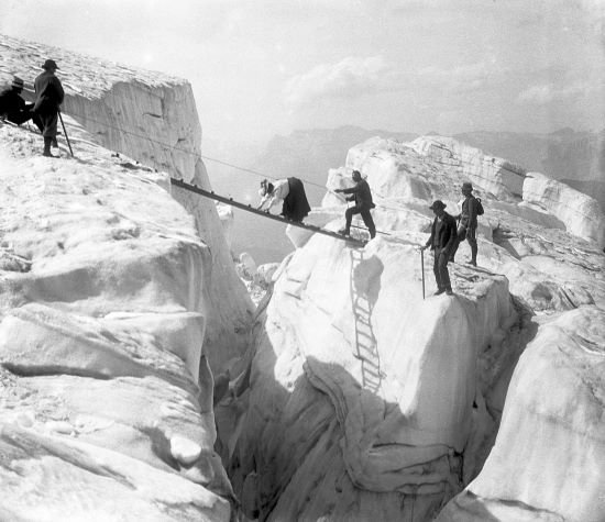 Femme de l'époque victorienne posant en longue robe avec un piolet, illustrant l'équipement totalement inadapté des premières pionnières.
