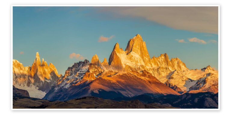 Le monolithe de granit du Fitz Roy, dressé comme une lance vers le ciel de Patagonie, immortalisé dans une esthétique sépia dramatique.