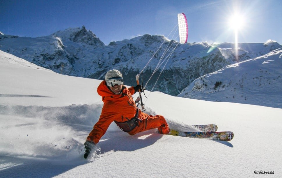 Immense plateau alpin balayé par les vents, le terrain de jeu idéal et sécurisé pour l'apprentissage du snowkite.