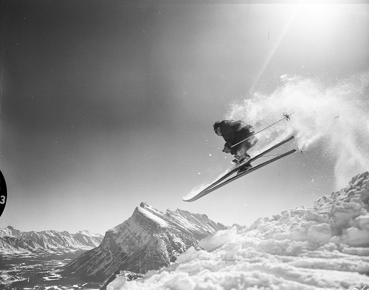Skieur descendant une pente vertigineuse couverte de poudreuse vierge, illustrant la quête de flottaison qui a motivé la création du monoski.