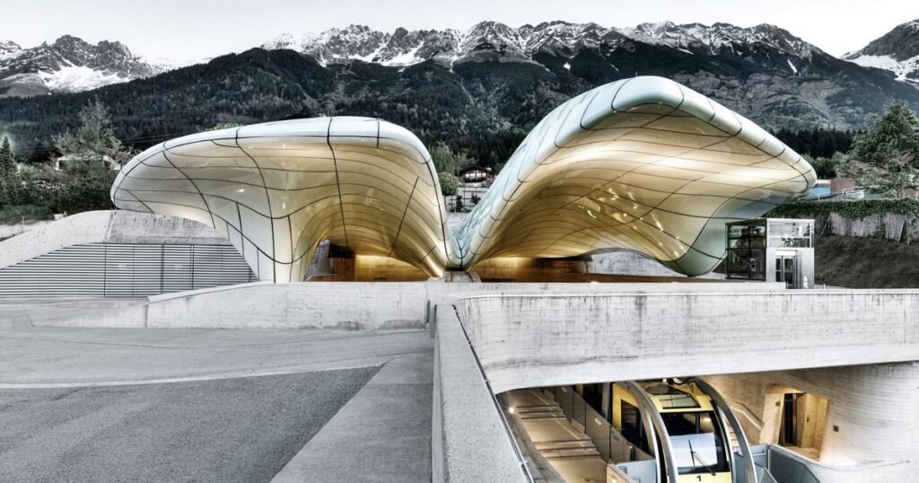Le centre historique coloré de la ville d'Innsbruck, dominé de manière écrasante par la muraille rocheuse et enneigée de la Nordkette.