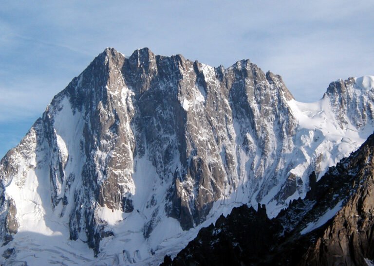 Le versant nord massif et inhospitalier des Grandes Jorasses, capturé dans des teintes sépia, dévoilant un rempart de roche et de glace.