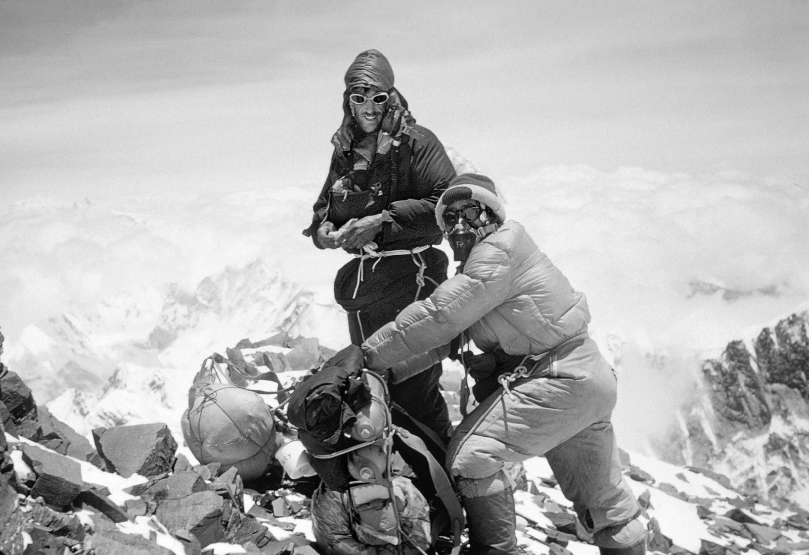 Alpinistes progressant lentement sur les pentes glacées d'un géant de l'Himalaya, illustrant la rudesse des expéditions des années 70.