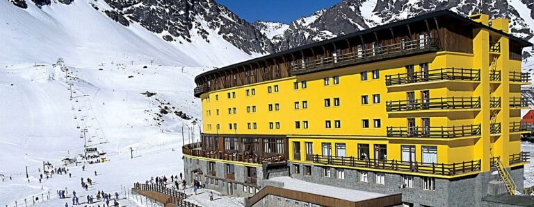 Le célèbre hôtel jaune de Portillo, isolé au milieu des montagnes andines majestueuses, plongeant directement dans la neige.