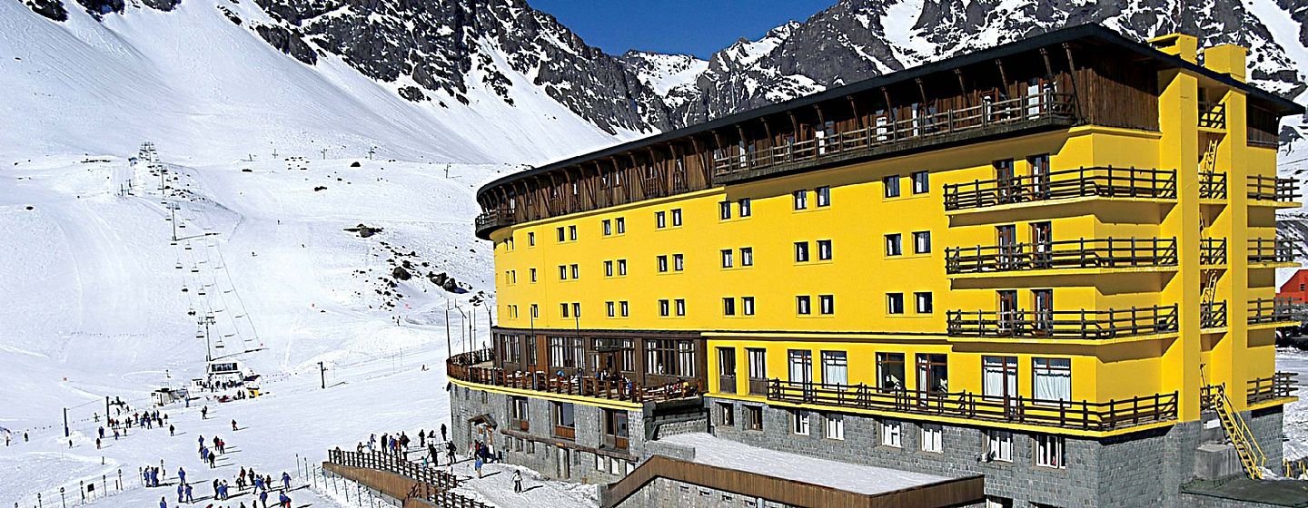 Le célèbre hôtel jaune de Portillo, isolé au milieu des montagnes andines majestueuses, plongeant directement dans la neige.