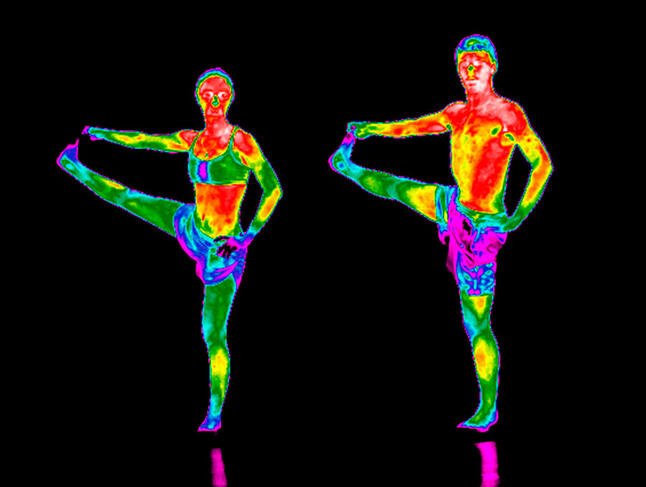 Une image thermique révélant un torse humain rougeoyant de chaleur, contrastant violemment avec des extrémités (mains et pieds) bleuies par le froid.