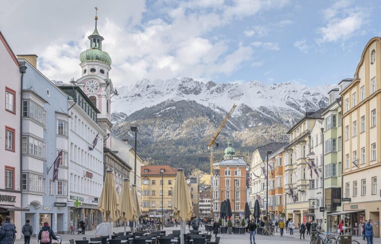 Le centre historique coloré de la ville d'Innsbruck, dominé de manière écrasante par la muraille rocheuse et enneigée de la Nordkette.