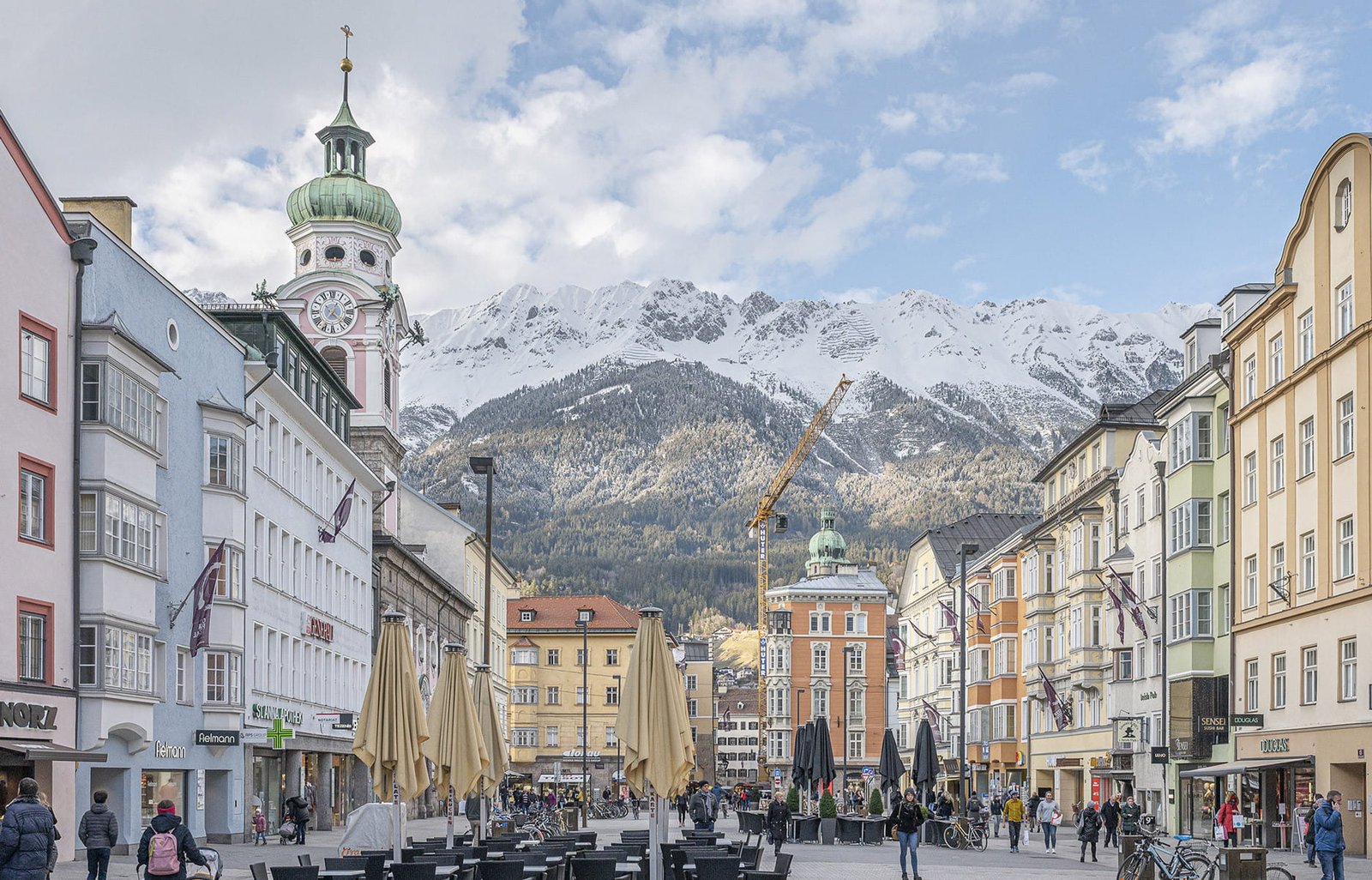 Le centre historique coloré de la ville d'Innsbruck, dominé de manière écrasante par la muraille rocheuse et enneigée de la Nordkette.