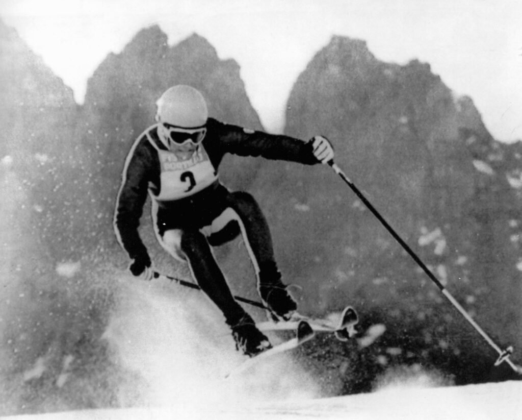 Jean-Claude Killy en 1967, victorieux et conquérant, le premier homme de l'histoire à remporter le grand globe de cristal de la Coupe du Monde.