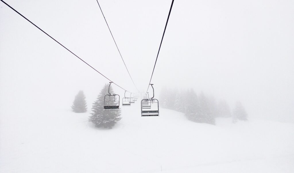 Skieur évoluant avec difficulté dans un brouillard dense ("jour blanc"), où le ciel et la neige se confondent totalement.