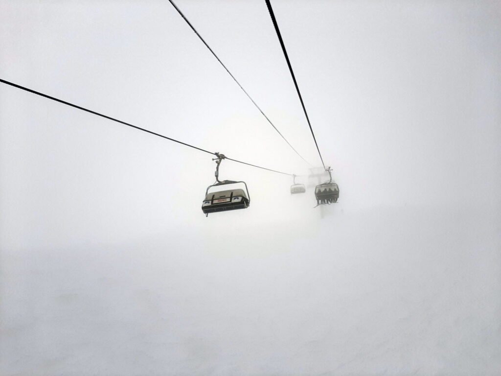Le redoutable phénomène du jour blanc (whiteout) sur une piste de ski : le ciel et la neige se confondent dans un gris laiteux effaçant tout relief.