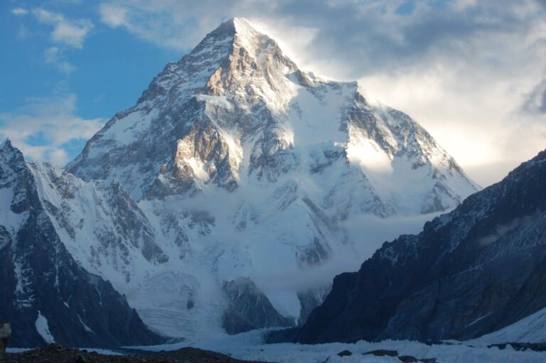 Le sommet pyramidal parfait et terrifiant du K2 émergeant des nuages dans le massif du Karakoram.