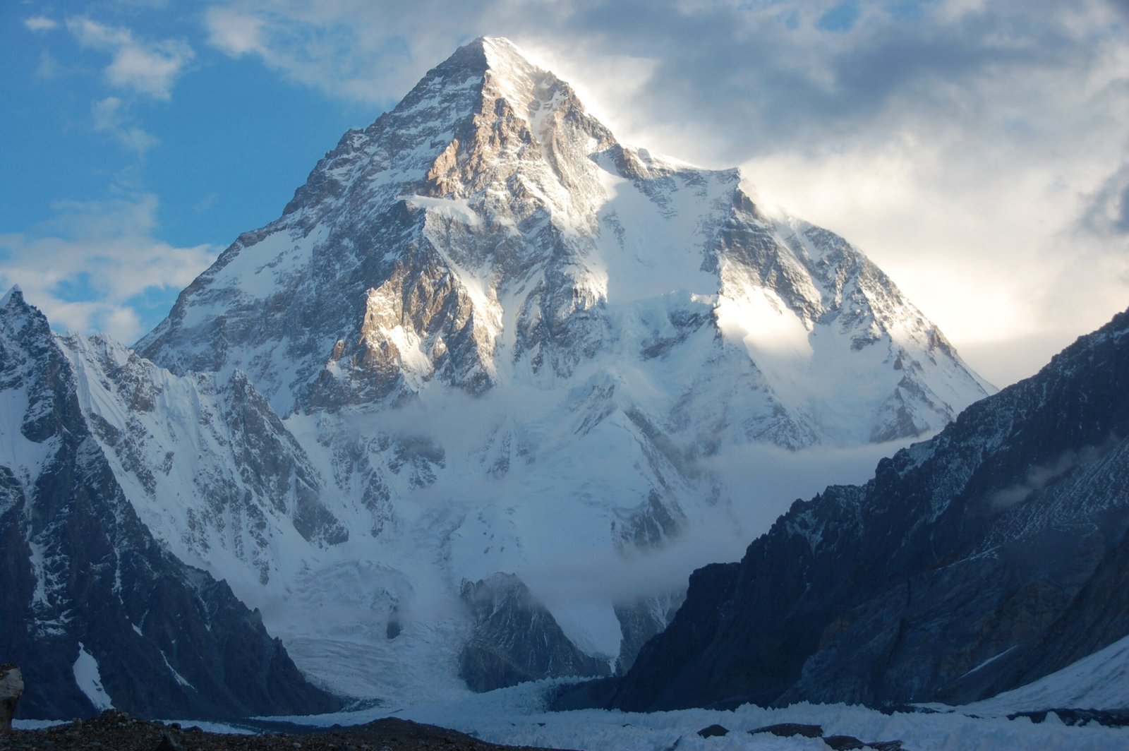 Le sommet pyramidal parfait et terrifiant du K2 émergeant des nuages dans le massif du Karakoram.