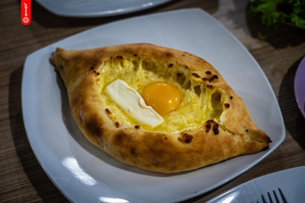 Le célèbre khachapuri géorgien, un pain chaud en forme de bateau rempli de fromage fondant et d'un œuf, idéal après le ski.